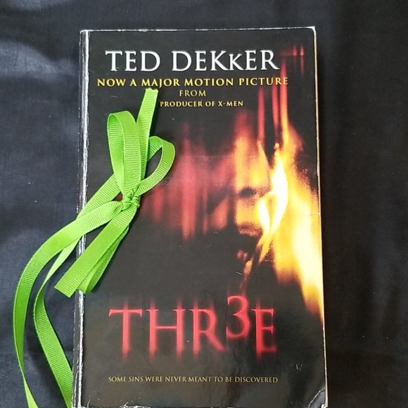 📚THREE, PAPERBACK - Picture 2 of 4